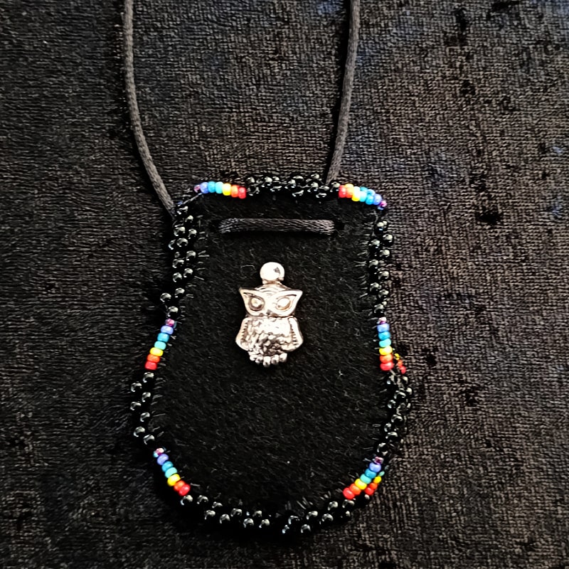 medicijnbuideltje uil zwart regenboog hanger